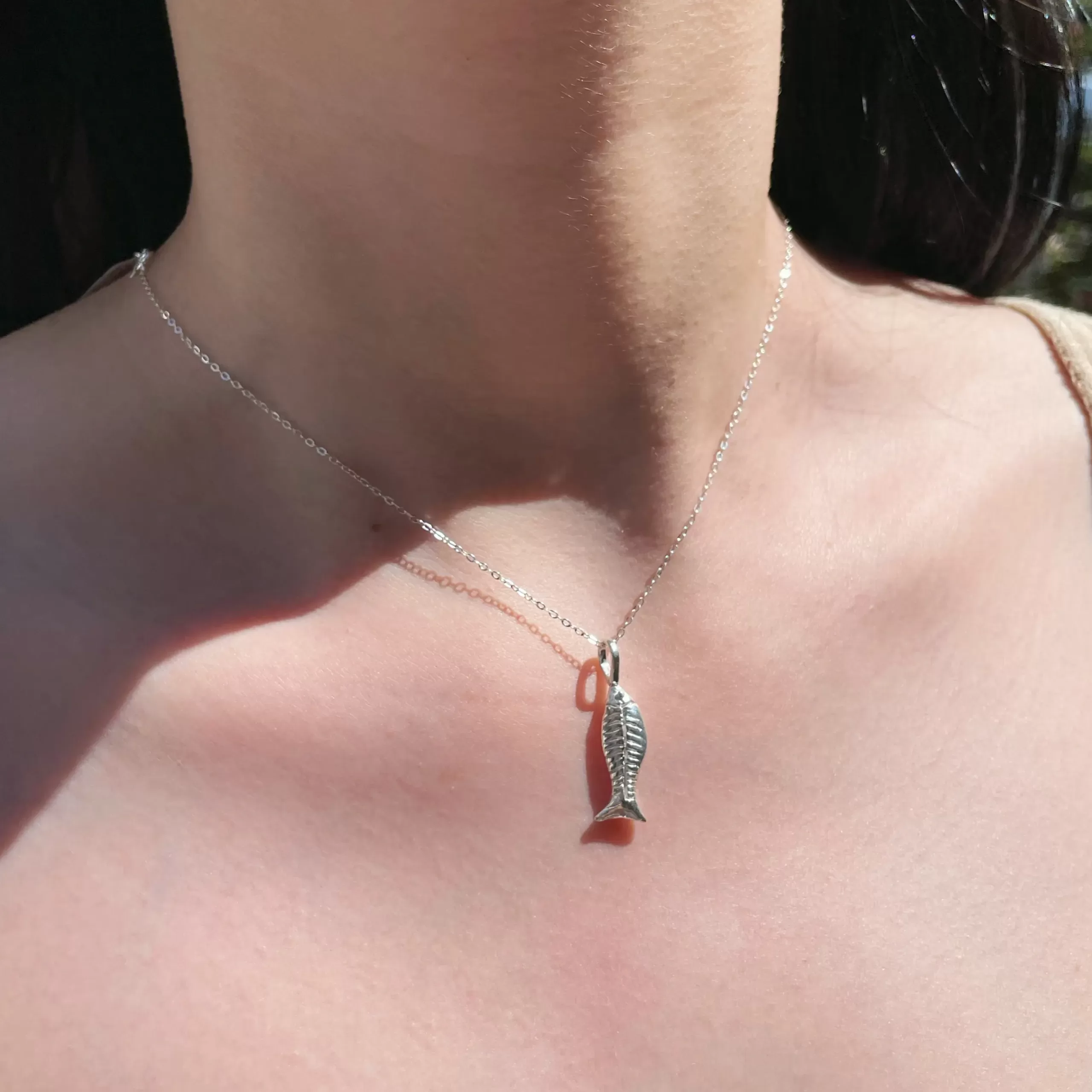 Dije de plata .925 forma de pez sencillo pequeño inspiración marina por Teresa González.