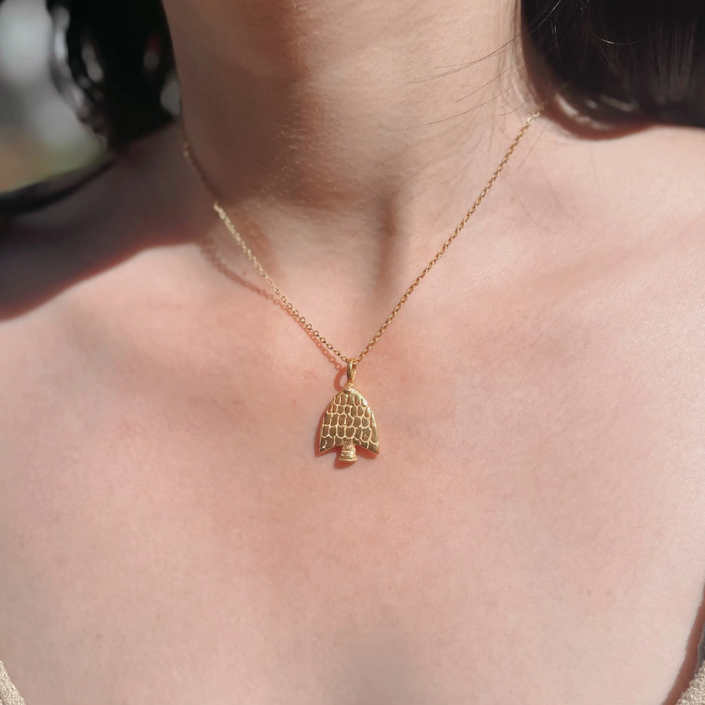 Dije plata .925 en forma de pez abanico con baño de oro inspiración marina por Teresa González