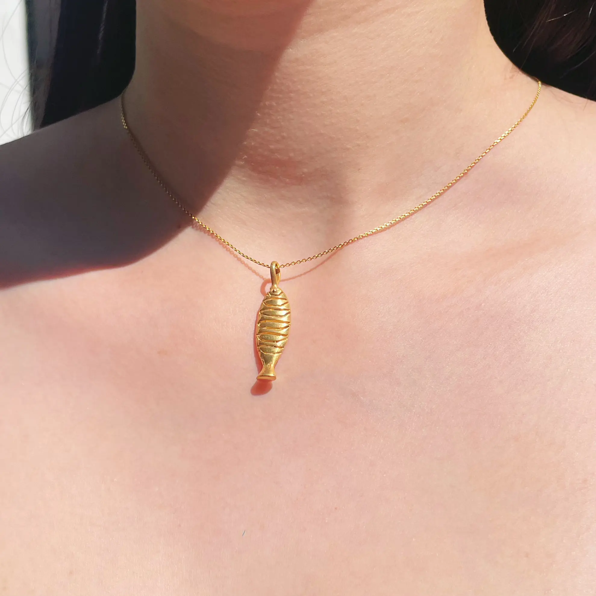 Dije mediano plata .925 baño de oro en forma de pez inspiración marina de Teresa González