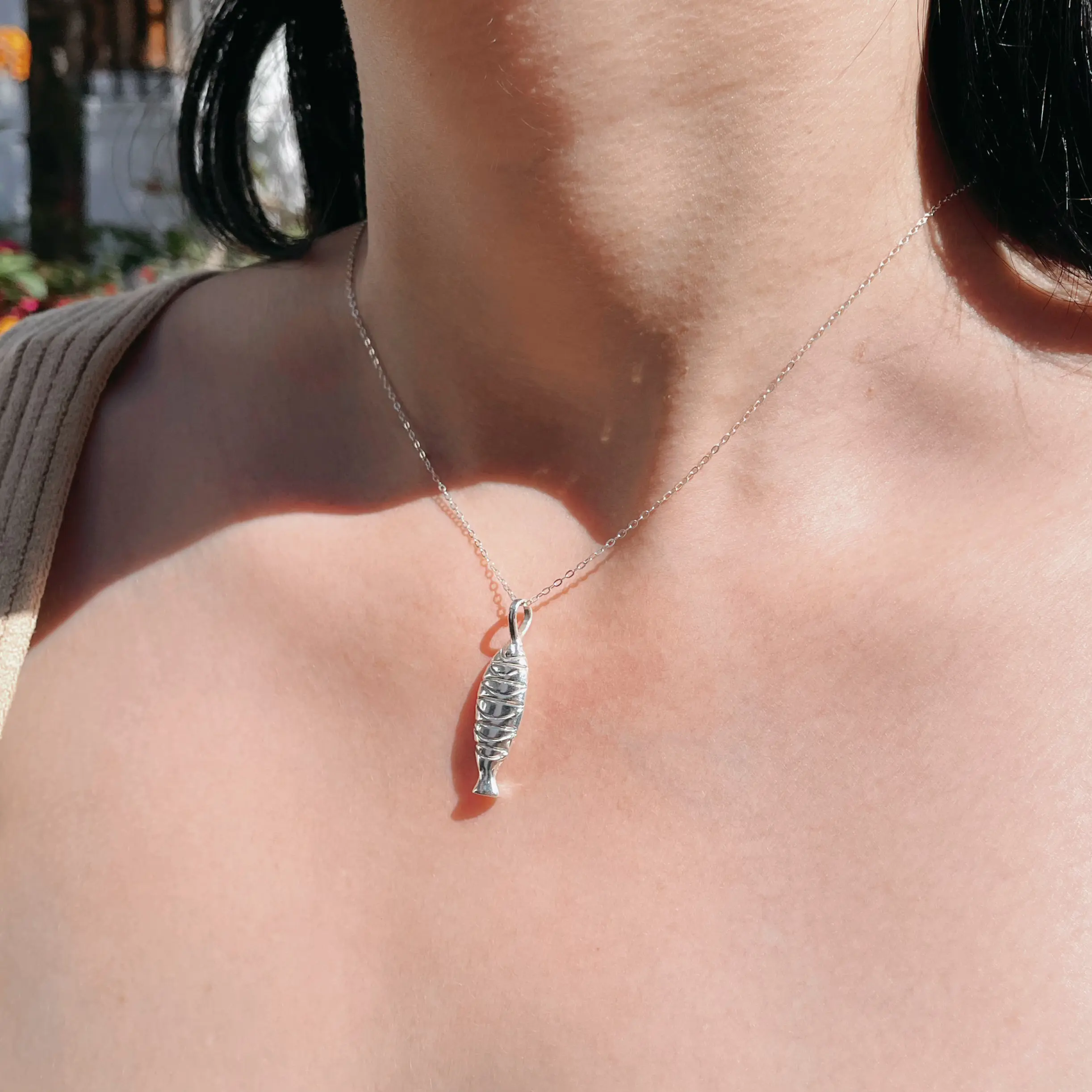 Dije mediano plata .925 en forma de pez inspiración marina de Teresa González