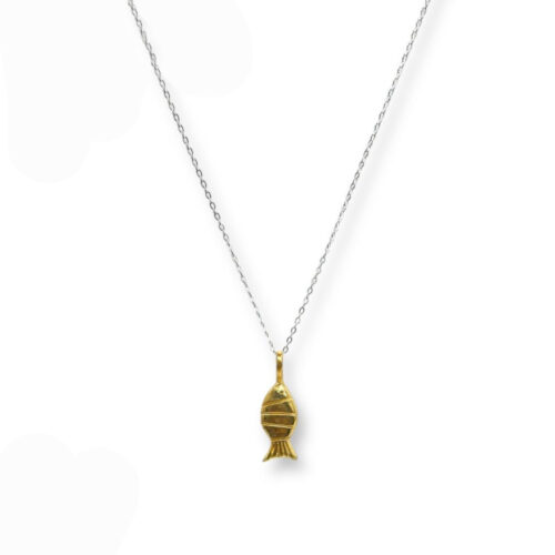 Dije mini en plata .925 con baño de oro en forma de pez ovalado inspiración marina por Teresa González.