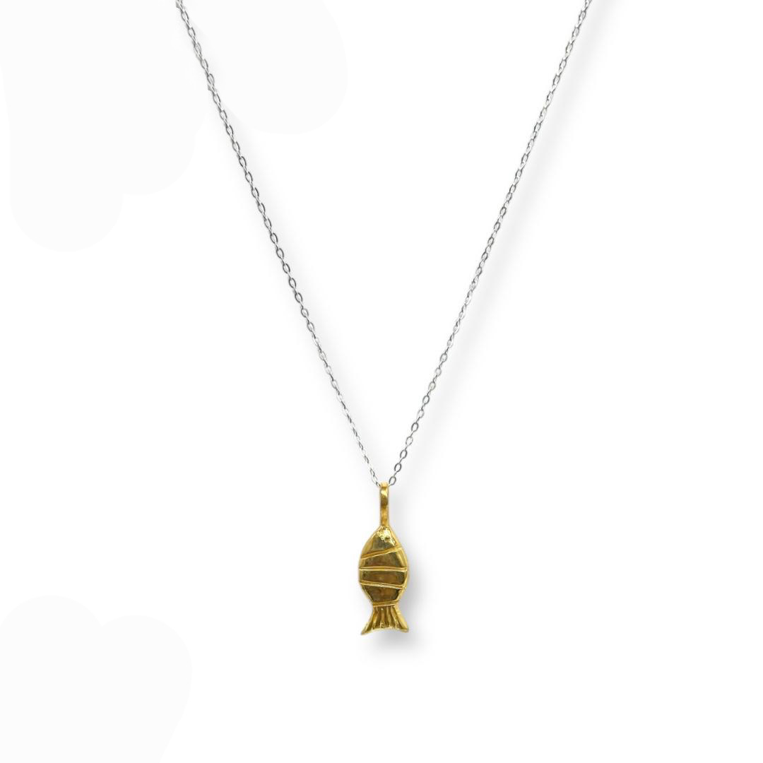 Dije mini en plata .925 con baño de oro en forma de pez ovalado inspiración marina por Teresa González.