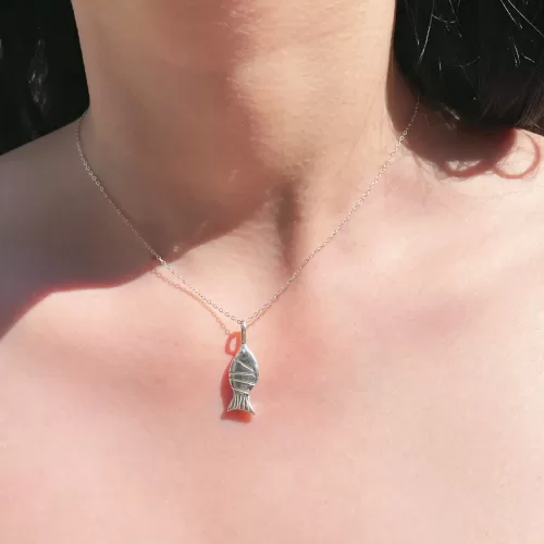 Dije mini en plata .925 en forma de pez ovalado inspiración marina por Teresa González.