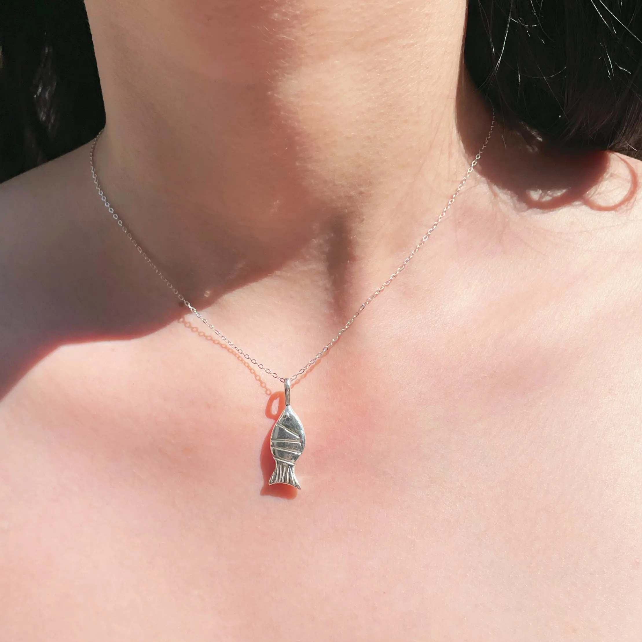 Dije mini en plata .925 en forma de pez ovalado inspiración marina por Teresa González.