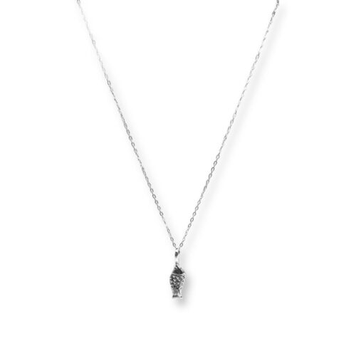 Dije mini en forma de pez en plata .925 con textura puntitos