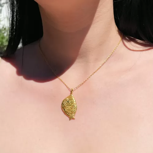 Dije de plata .925 baño de oro figura de pez ovalado con ondas por Teresa González.