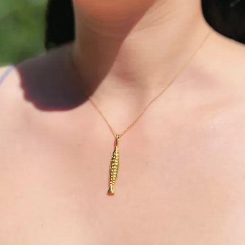 Dije de pez en plata .925 baño de oro puntos inspiración marina por Teresa González.