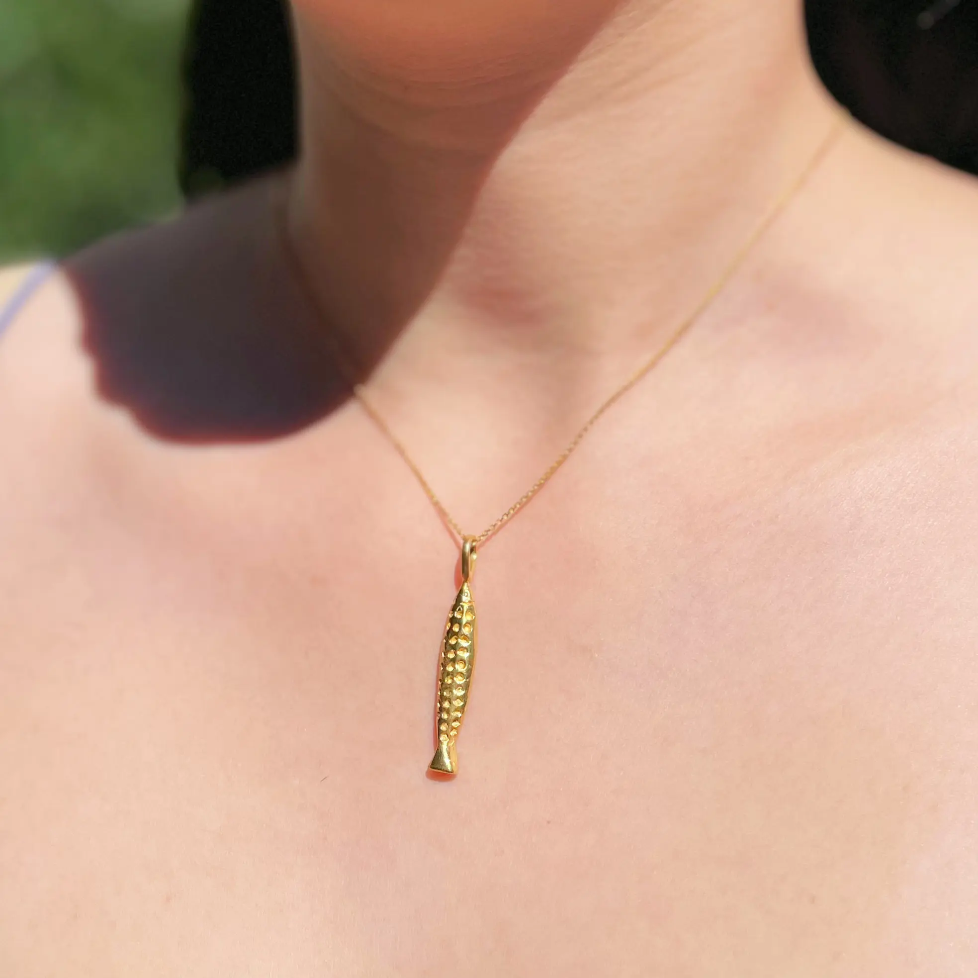 Dije de pez en plata .925 baño de oro puntos inspiración marina por Teresa González.