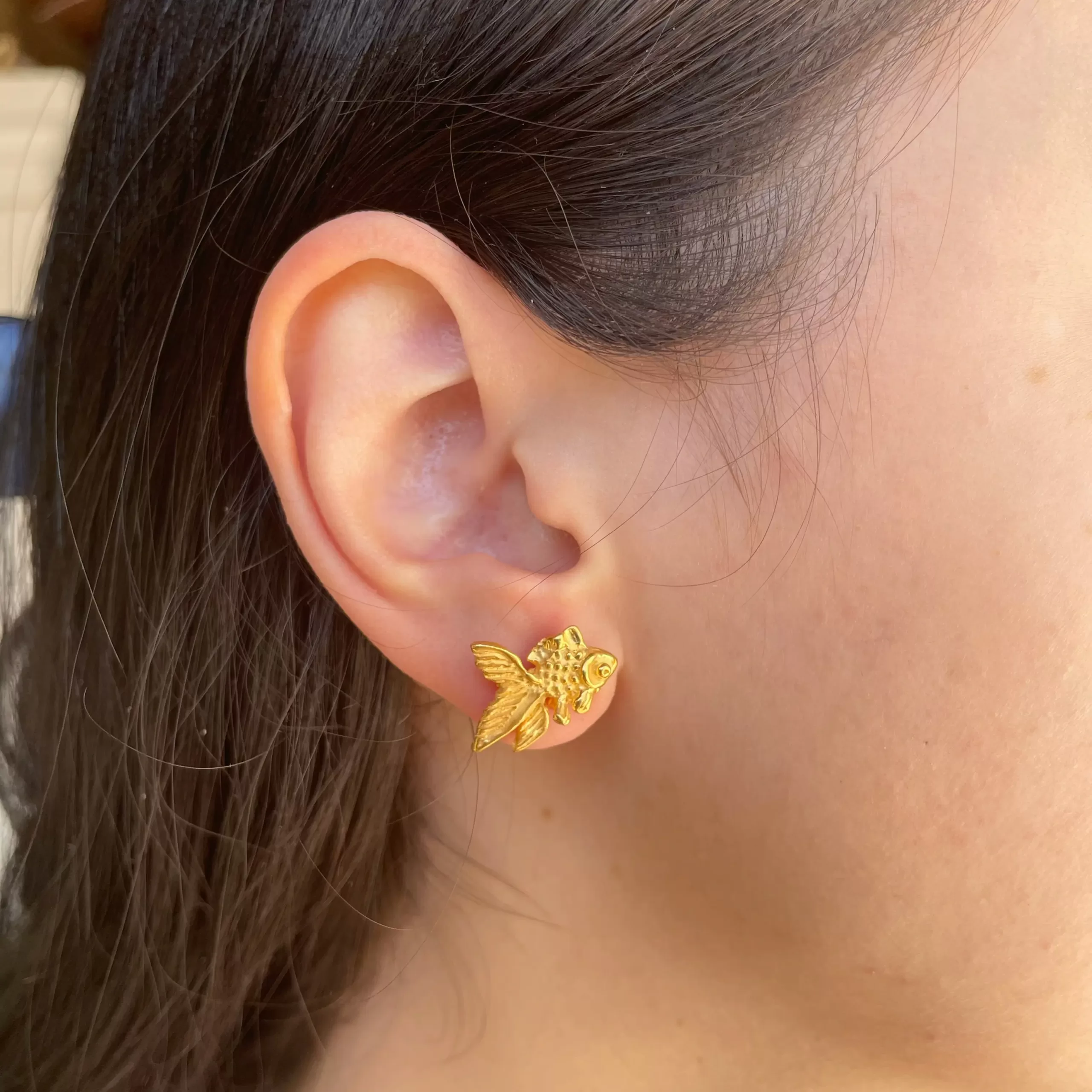 Aretes broquel de plata .925 con baño de oro diseño pez líneas curvas | Esencia Marina – Teresa González