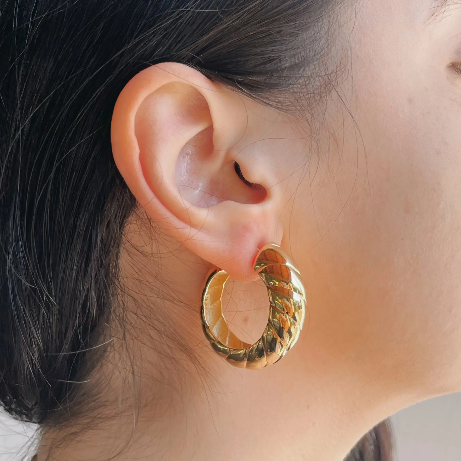 Arracada de plata .925 baño de oro caracol espiral grande por Teresa González