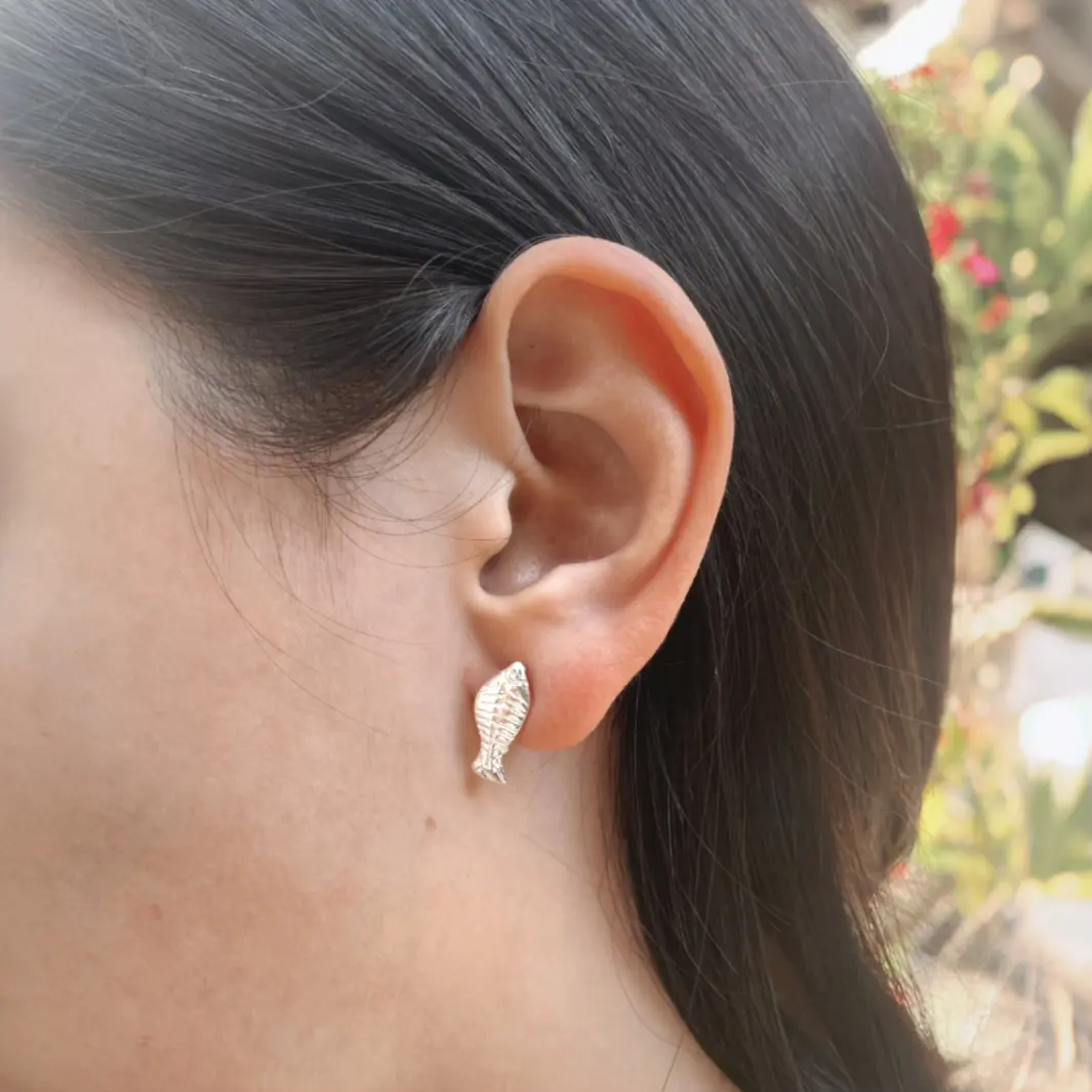 Arete mini plata .925 en forma de pez lineas finas inspiración marina por Teresa González