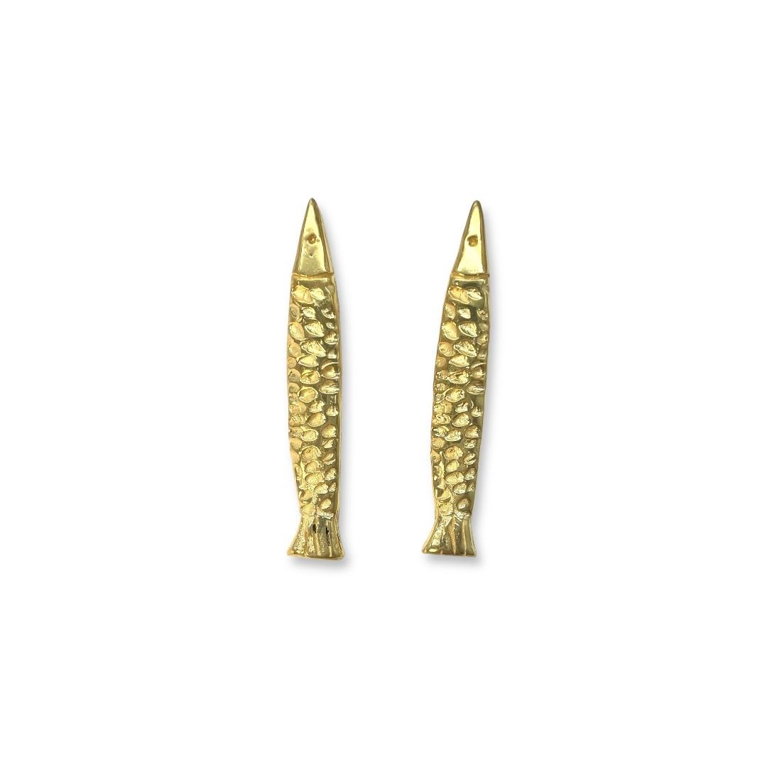 Arete de pez tipo broquel alargado en plata .925 con baño de oro diseño con inspiración marina