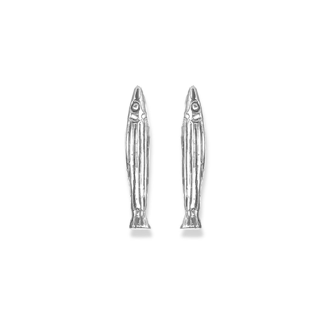 Arete de pez largo rayado en plata .925 diseño minimalista con inspiración marina