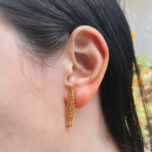 Arete de pez con poste en plata .925 con textura pequeño baño de oro minimalista– Teresa González