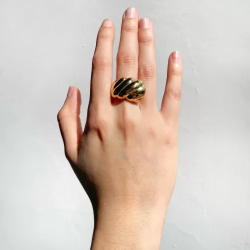 Anillo de plata .925 baño de oro tipo caracol chico por Teresa González