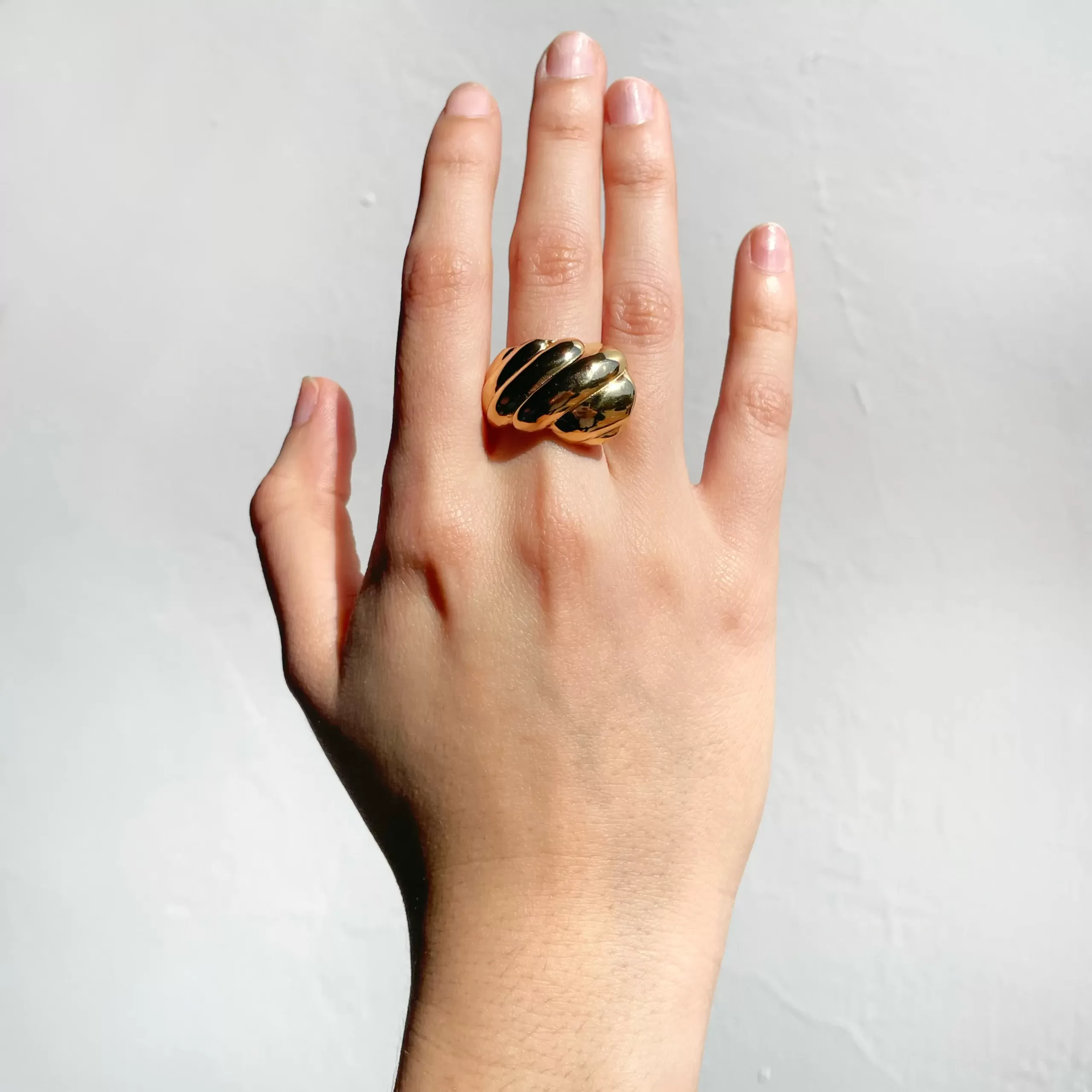 Anillo de plata .925 baño de oro tipo caracol chico por Teresa González